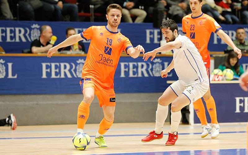 Un jugador del Jaén FS conduce un balón ante un jugador de O Parrulo Ferrol