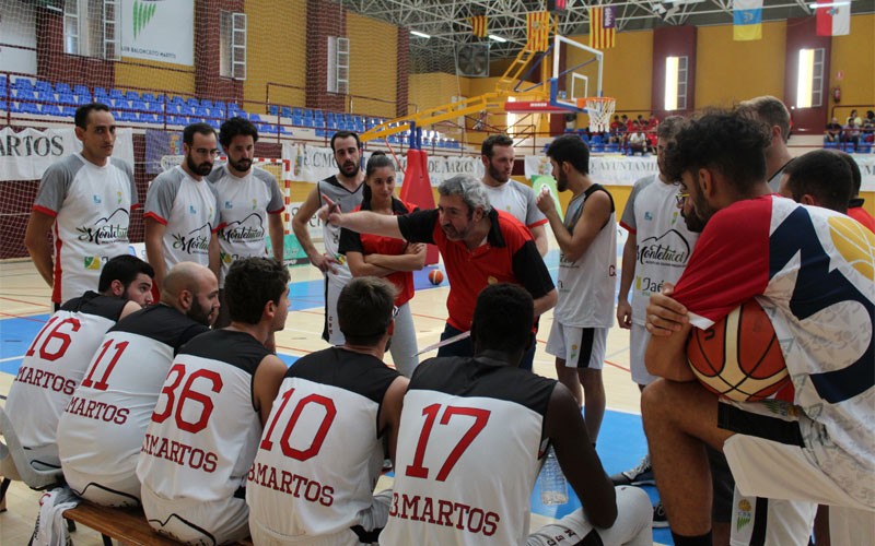 Antonio Navas da instrucciones a los jugadores del CB Martos