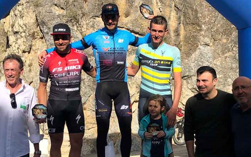 Ciclistas en el podio de la prueba celebrada en Quesada