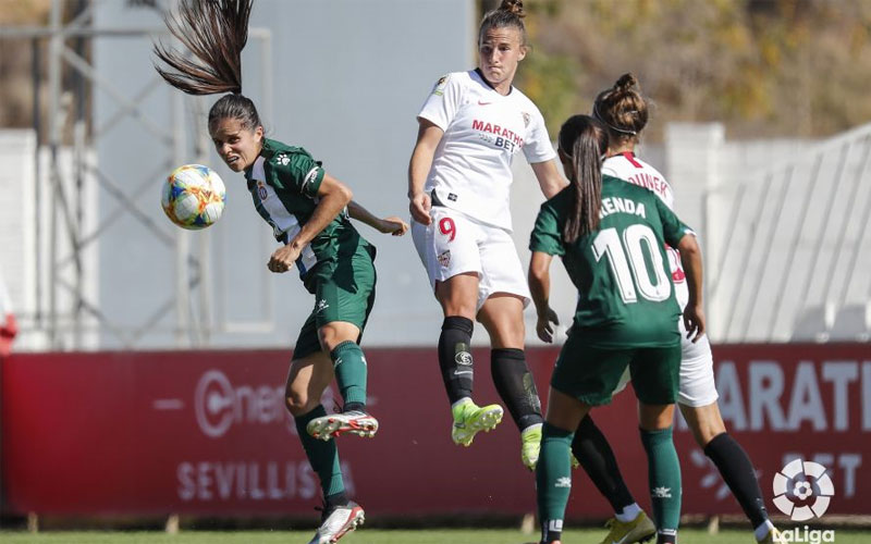Raquel Pinel remata de cabeza en un partido del Sevilla FC