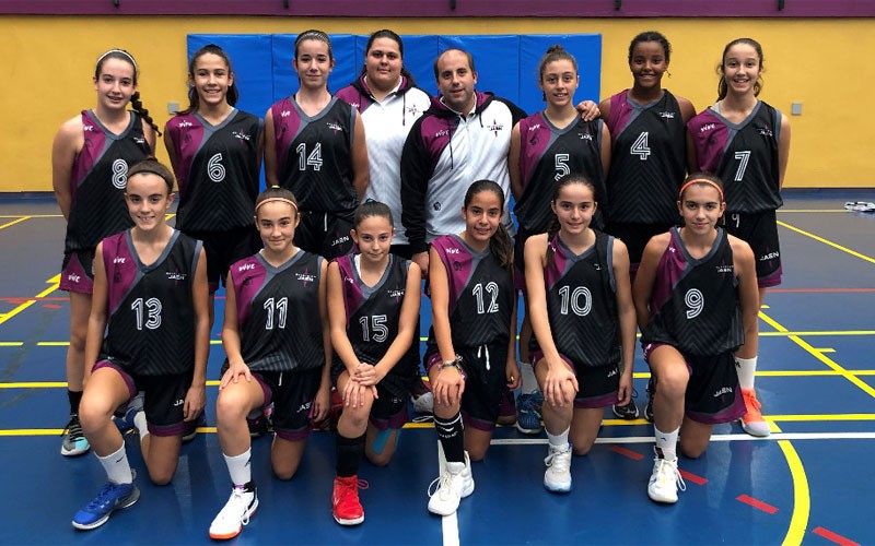 Jugadoras y técnicos de la selección jiennense de baloncesto infantil femenino