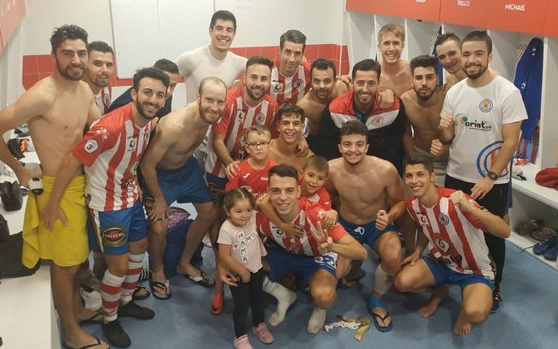 Jugadores del Torredonjimeno celebran la victoria