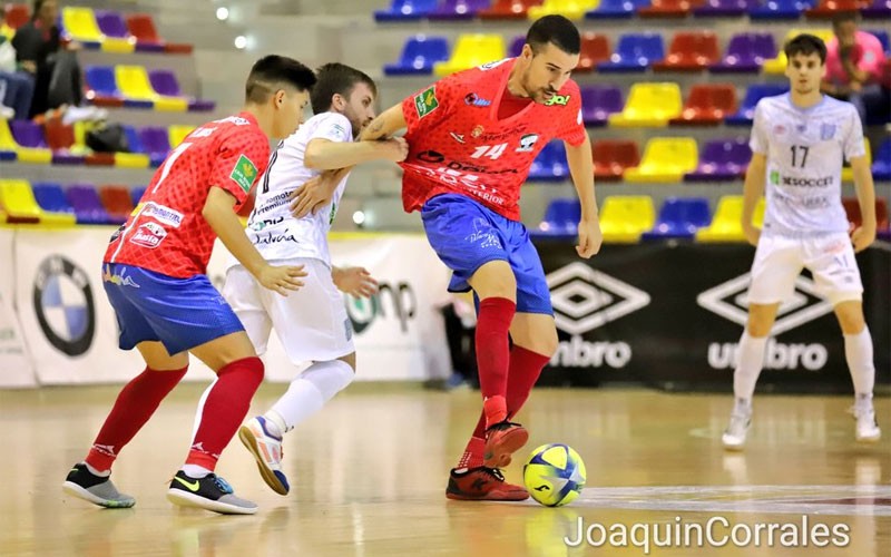 Un jugador del Mengíbar presionado por uno del UMA Antequera