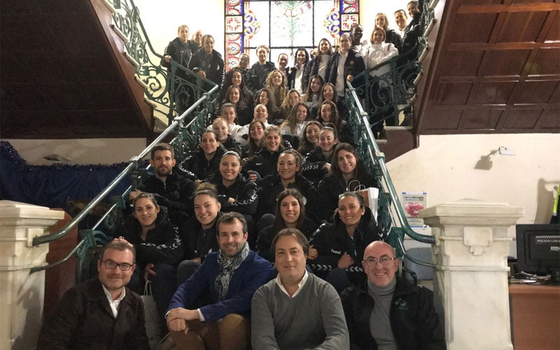 Jugadoras de ESpaña y Argentina de balonmano en el Ayuntamiento de Jaén