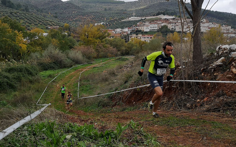 Un atleta en la prueba de campo a través de la puerta de segura