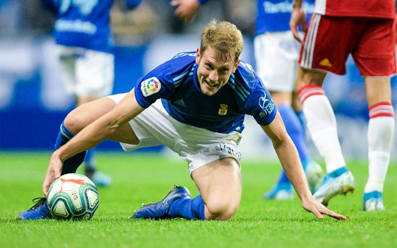 Carlos Hernández en un partido con el Oviedo