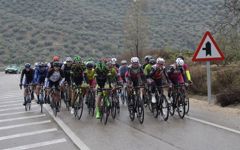 Ciclistas en la Clásica de Torredonjimeno 2019