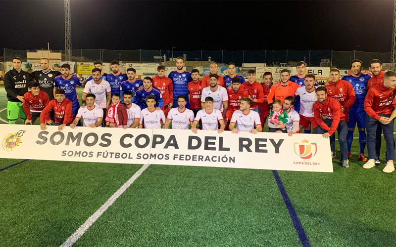 Jugadores de Porcuna y Antoniano antes de comenzar el partido