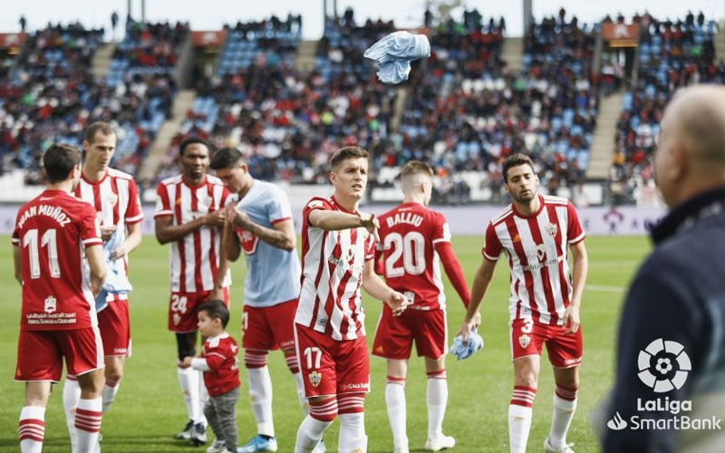 Corpas en un partido del Almería