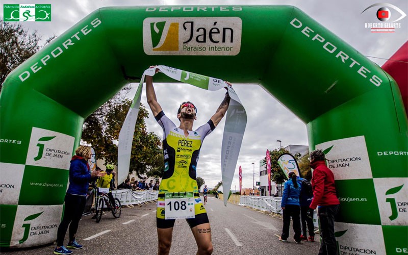 Javier pérez cruzando la línea de meta del duatlón cros de andújar