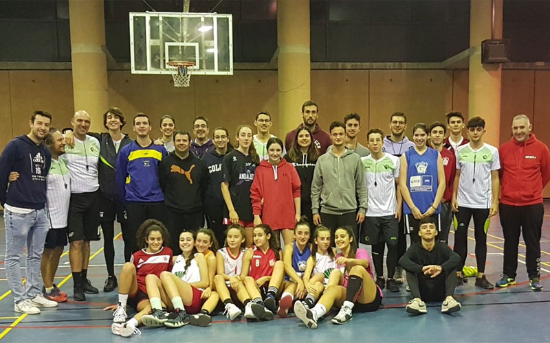 Árbitros participantes en la jornada junto al cadete femenino de Jaén CB