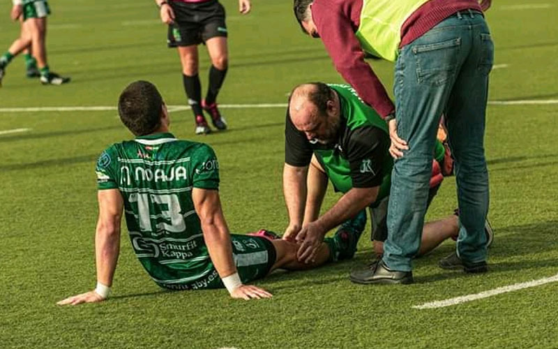 Un jugador del Jaén Rugby lesionado recibe atención médica