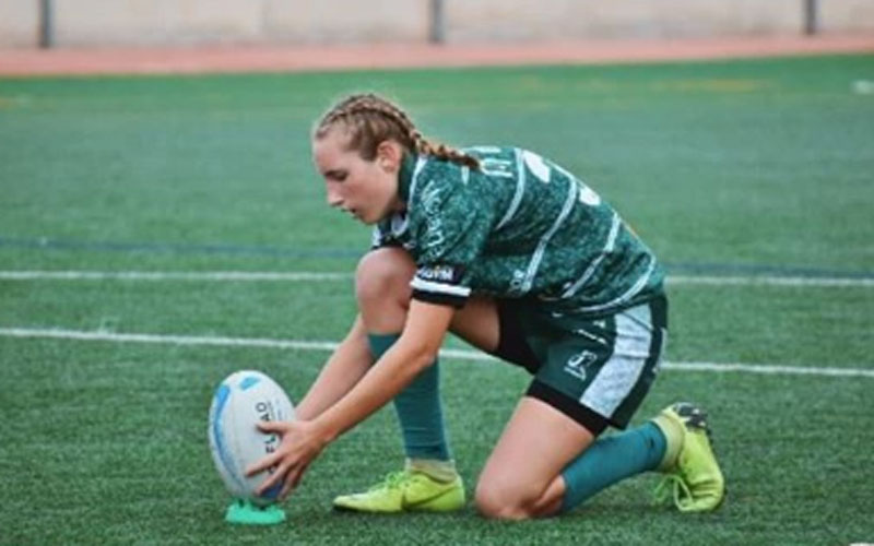 Lea Ducher coloca el balón en un partido con Jaén Rugby