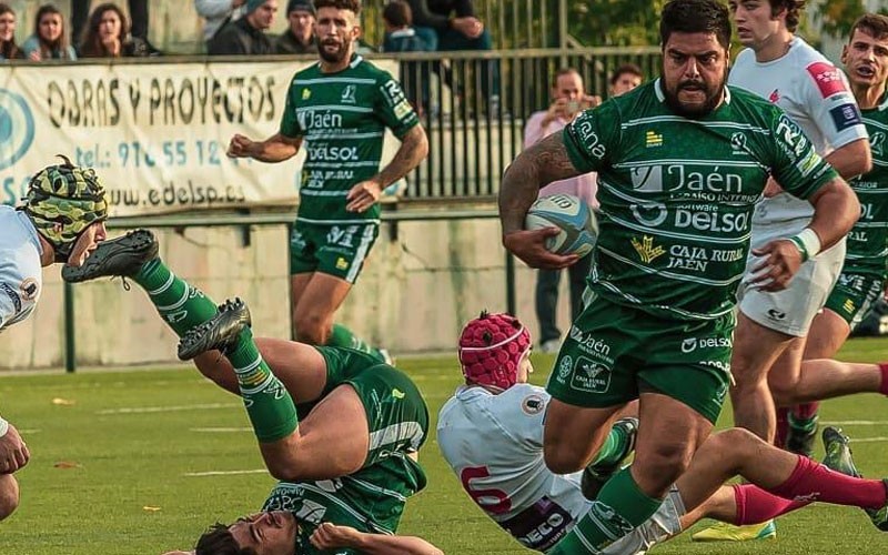 Un jugador del Jaén Rugby avanza con el balón