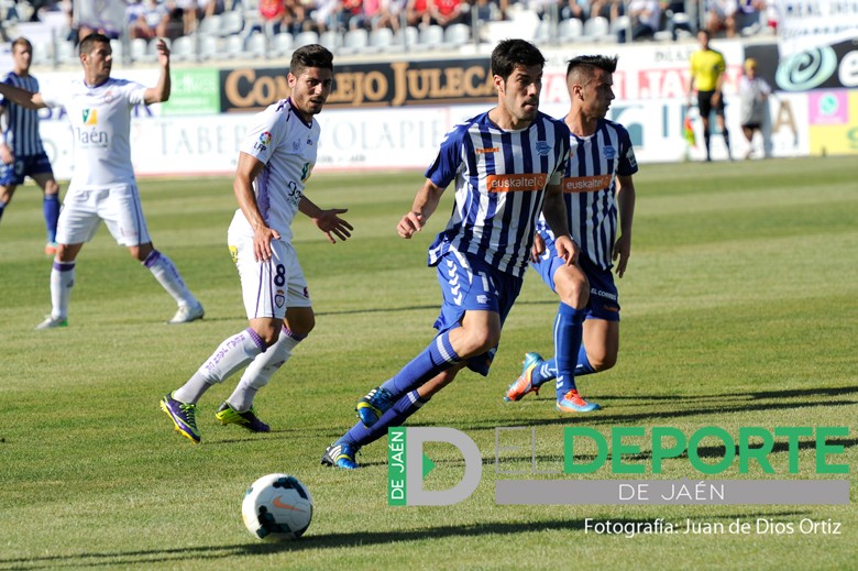 Jugadores en un partido entre Real Jaén y Alavés