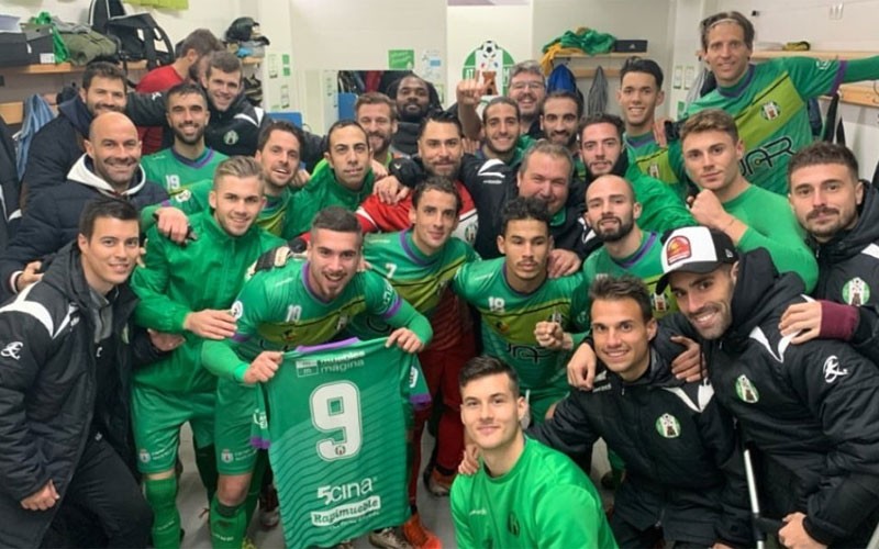 Jugadores del Mancha Real celebran el triunfo