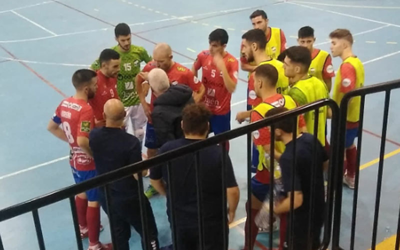 Javi Garrido da instrucciones a los jugadores del Mengíbar FS