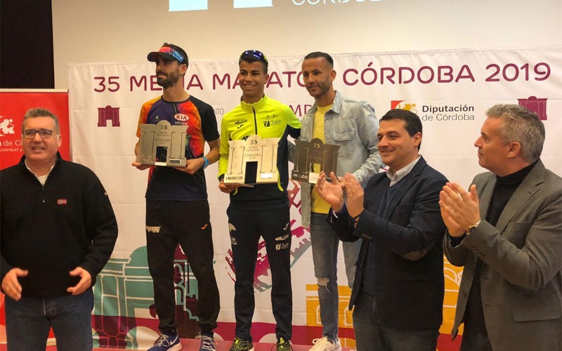 Mohamed Lansi, atleta del Unicaja Atletismo, en el podio de la media maratón de córdoba