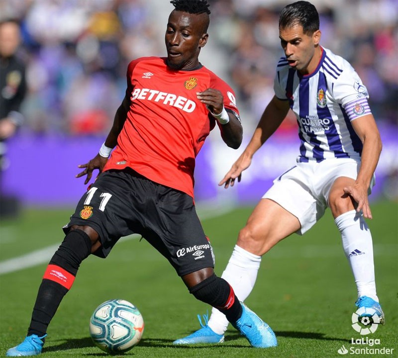 Javi Moyano defendiendo con el Valladolid a un jugador del Mallorca