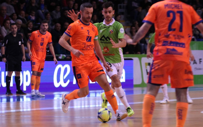 Mauricio, jugador del Jaén FS, conduce un balón en el partido ante Palma Futsal