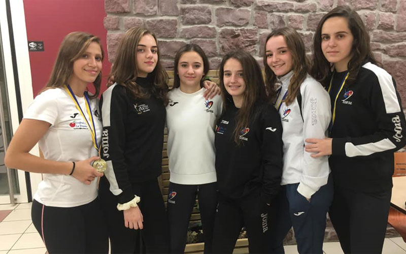 Luchadoras del Power Torredelcampo posando con sus medallas