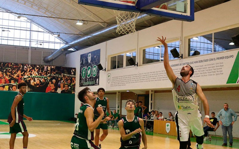 Un jugador del cB Martos entrando a canasta