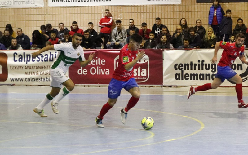 Pedro Flores conduce la pelota en un partido del Mengíbar FS