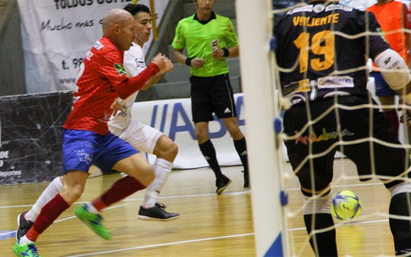 Jugadores en una acción del partido entre Santiago y Mengíbar FS