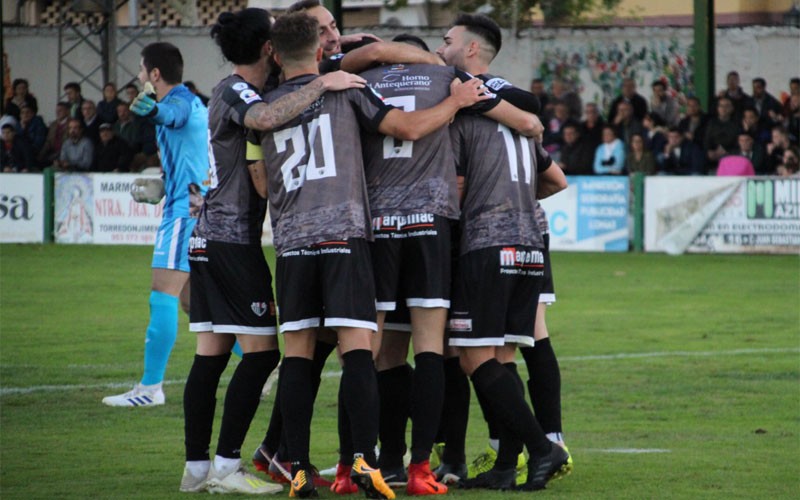 jugadores del antequera celebrando un gol