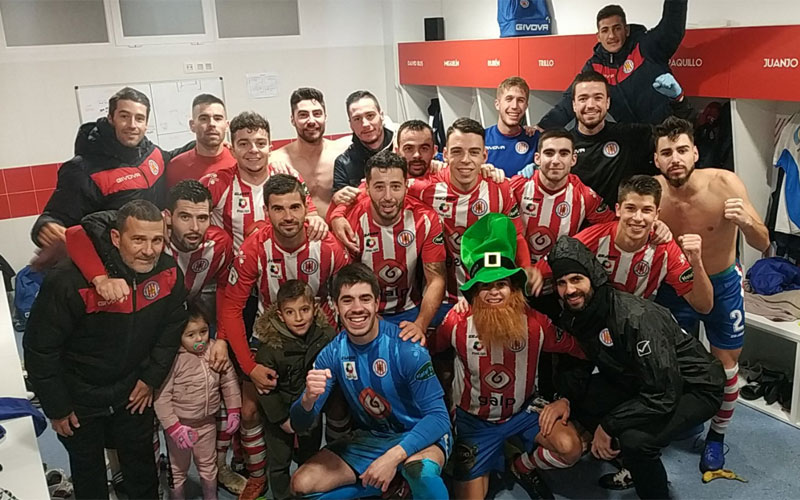 Jugadores del Torredonjimeno celebran la victoria