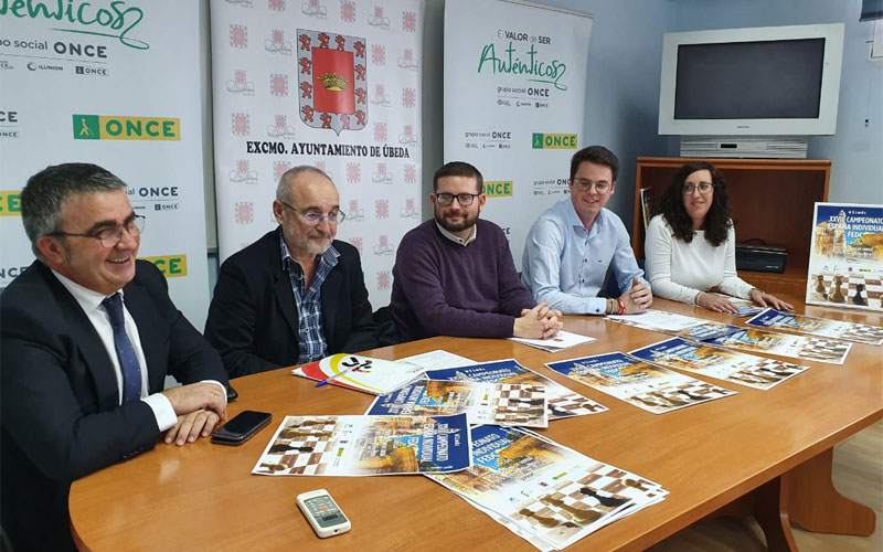 Autoridades durante la presentación del torneo de ajedrez para personas ciegas que se celebra en Úbeda