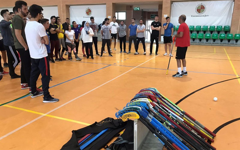 jóvenes universitarios en una sesión de floorball en la universidad de jaén