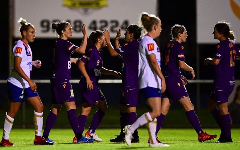 Celia jiménez recibe la felicitación de sus compañeras tras anotar un gol con Perth Glory