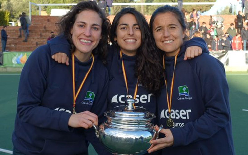 La jugadoras de alcalá la real junto a una compañera de equipo celebrando el título de copa de la reina