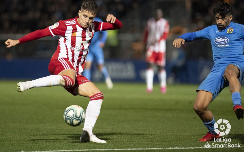 Corpas haciendo un regate ante un jugador del fuenlabrada