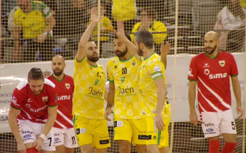 Jugadores del jaén paraíso interior celebran un gol