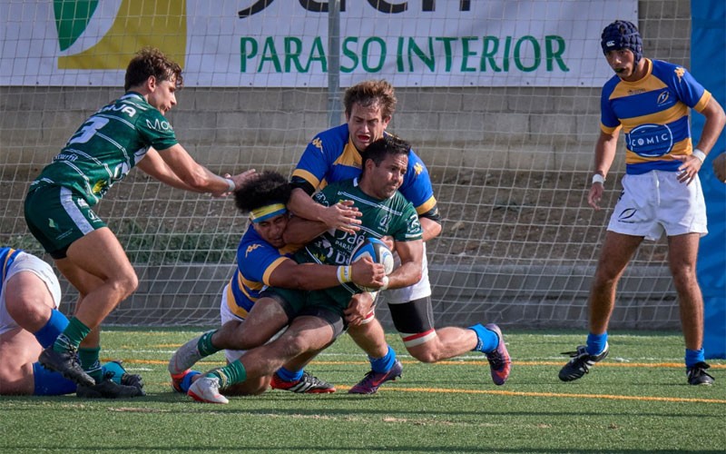 Un jugador del Jaén Rugby placado por sus rivales