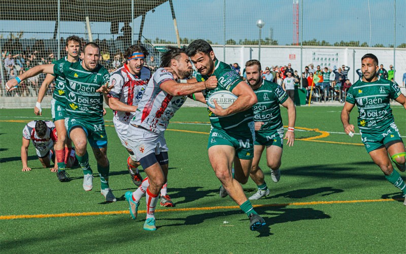 Un jugador de Jaén Rugby intenta deshacerse de un jugador de UR Almería