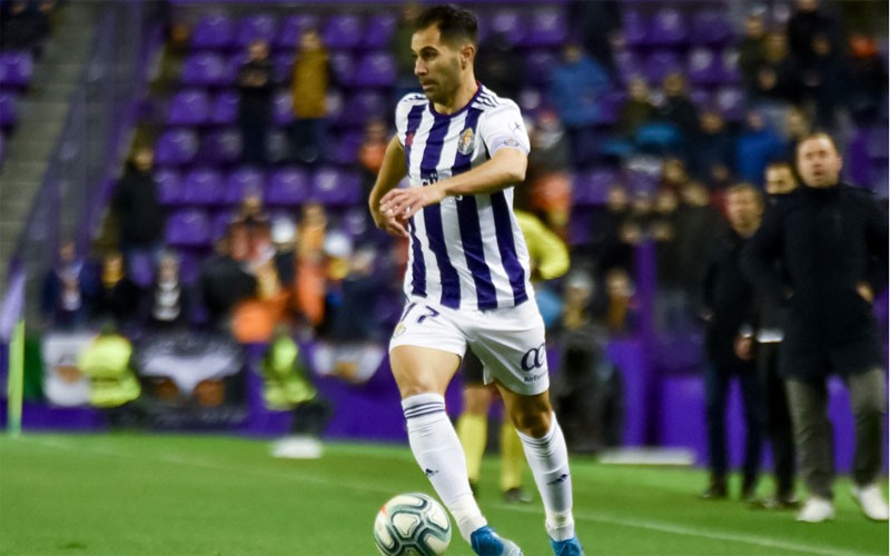 Javi Moyano conduce el balón en el partido entre valladolid y valencia