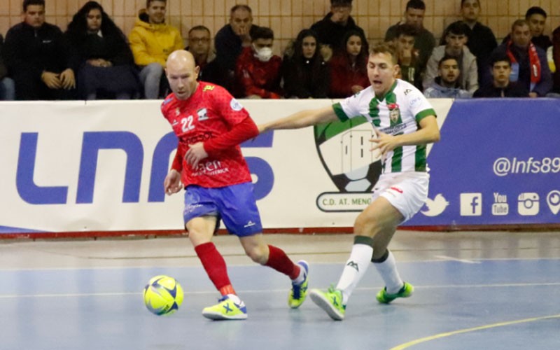 José López, jugador del mengíbar, dando un pase ante la presión de un jugador del córdoba