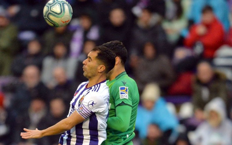 Javi moyano salta para cabecear un balón en un partido del valladolid