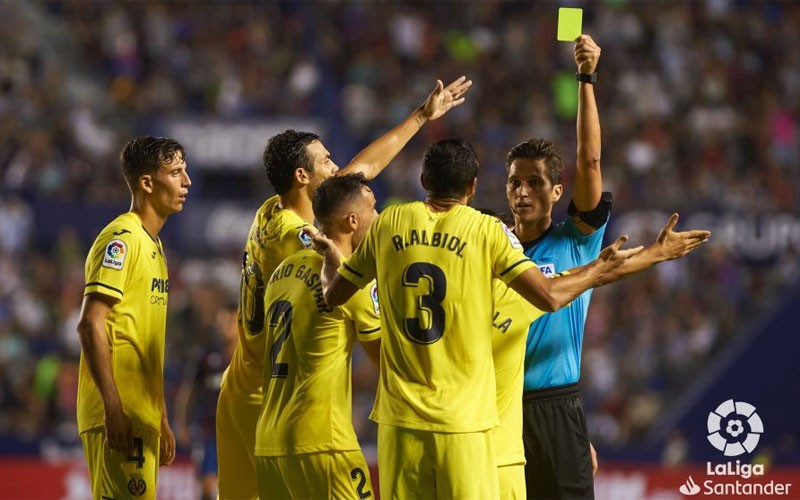 Munuera Montero muestra una cartulina amarilla a un jugador del villarreal
