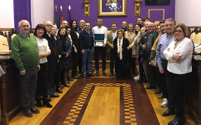Nono Pozo junto al alcalde de Jaén y familiares en el homenaje recibido en el ayuntamiento de jaén