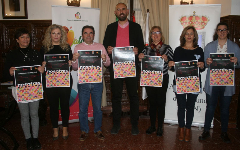 Autoridades del ayuntaiento de porcuna y de la federación de baloncesto durante la presentación