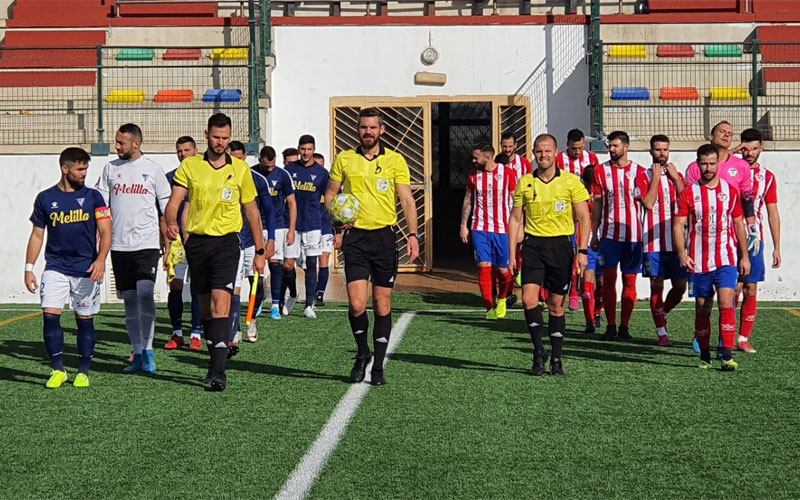 Jugadores de melilla y porcuna saltado al terreno de juego