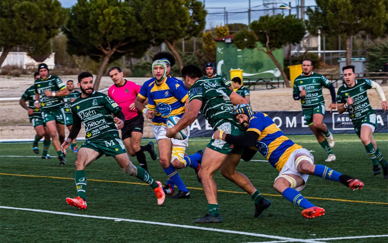 Un jugador del jaén rugby recibiendo un placaje de un jugador del pozuelo