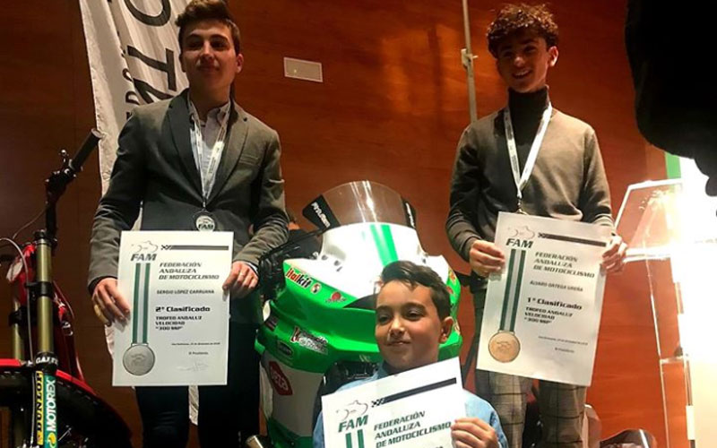 Pilotos jiennenses con sus premios