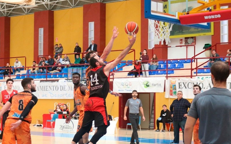 Un jugador del CB Martos entrando a canasta