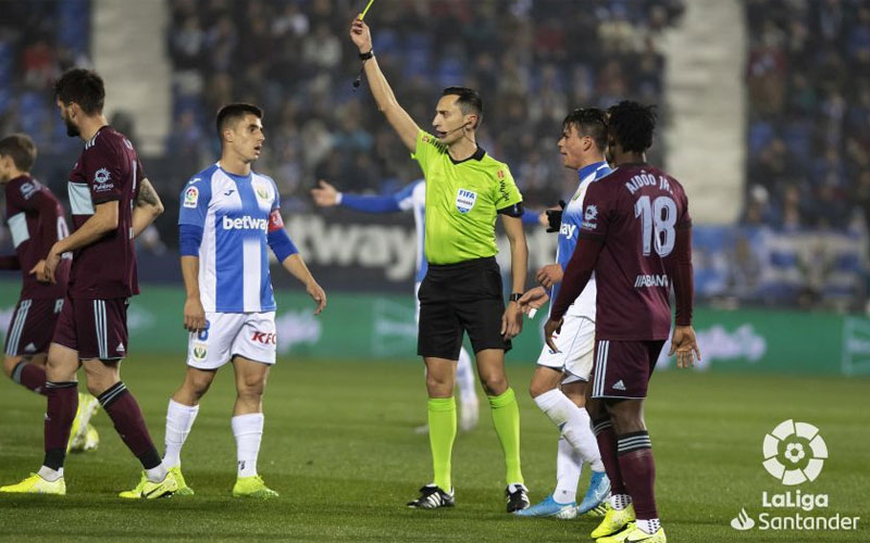 Sanchez martínez muestra una tarjeta amarilla en el partido entre leganés y celta