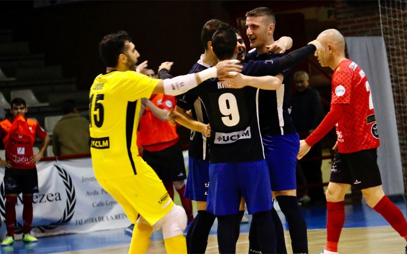 Jugadores del talavera celebran un gol anotado al mengíbar